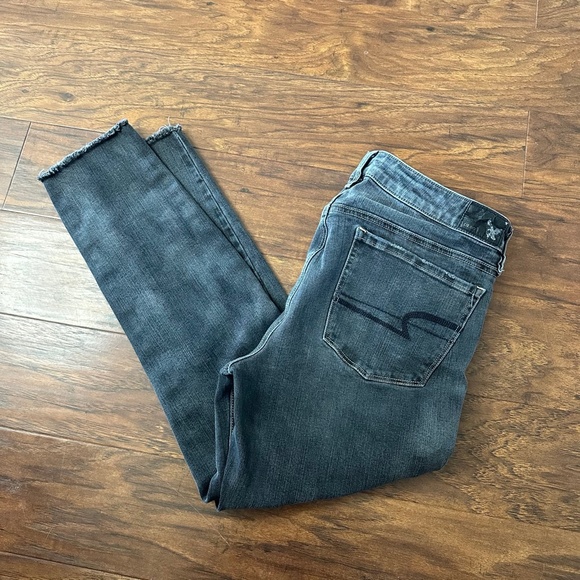 Women’s American Eagle black distressed skinny jeans size 8 - Picture 3 of 5